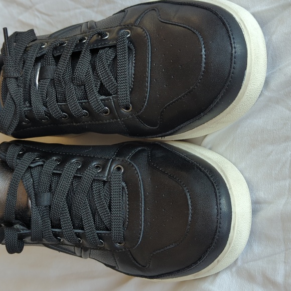 Vionic Elise Women's Black Leather Sneakers With Metallic Silver Tongue - Picture 10 of 11